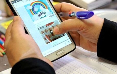 اهدا بیش از ۴۸۰ دستگاه گوشی و تبلت به دانش‌آموزان کم‌بضاعت کاشمری
