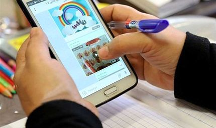 اهدا بیش از ۴۸۰ دستگاه گوشی و تبلت به دانش‌آموزان کم‌بضاعت کاشمری