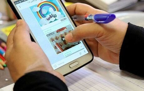 اهدا بیش از ۴۸۰ دستگاه گوشی و تبلت به دانش‌آموزان کم‌بضاعت کاشمری