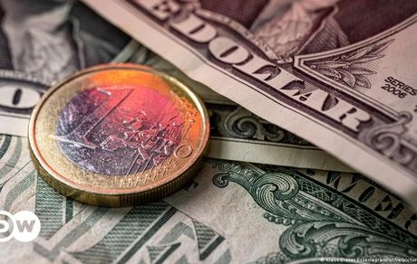 برای نخستین بار در ۲۰ سال اخیر، ارزش دلار و یورو برابر شد