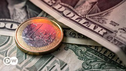 برای نخستین بار در ۲۰ سال اخیر، ارزش دلار و یورو برابر شد
