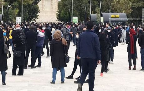 جمعیت حاضر در آرامگاه فردوسی دعوت به ترک این محل شدند