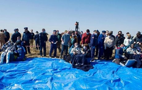 بازگشت فضانوردان روس و آمریکایی به زمین