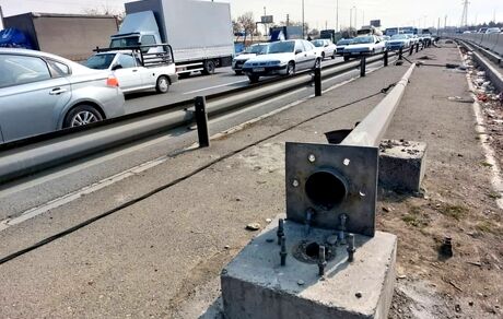 سارقان این بار سراغ تیرهای چراغ برق بزرگراه آزادگان رفتند / سقوط ۵ تیر، بزرگراه را مسدود کرد