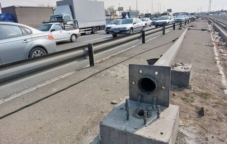 سارقان این بار سراغ تیرهای چراغ برق بزرگراه آزادگان رفتند / سقوط ۵ تیر، بزرگراه را مسدود کرد