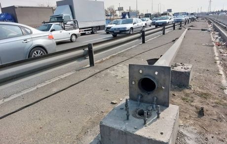 سارقان این بار سراغ تیرهای چراغ برق بزرگراه آزادگان رفتند / سقوط ۵ تیر، بزرگراه را مسدود کرد