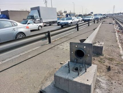 سارقان این بار سراغ تیرهای چراغ برق بزرگراه آزادگان رفتند / سقوط ۵ تیر، بزرگراه را مسدود کرد