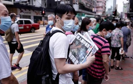 صف‌های طولانی برای خرید روزنامه تعطیل‌شده