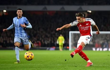 آرسنال با شکست تاتنهام به لیورپول صدرنشین نزدیک شد