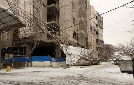 سقوط داربست ساختمانی روی ۲ خودرو سواری در بلوار اندرزگو تهران