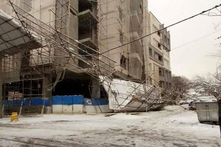 سقوط داربست ساختمانی روی ۲ خودرو سواری در بلوار اندرزگو تهران