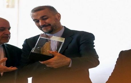 نماد مقاومت حزب‌الله به وزیر امور خارجه اهدا شد