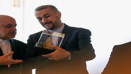 نماد مقاومت حزب‌الله به وزیر امور خارجه اهدا شد