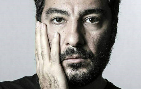 نوید محمدزاده در نمایش قهوه قجری