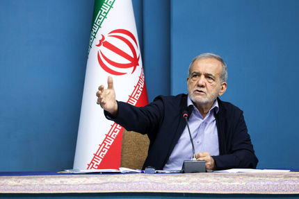 یکی از مشکلات ما این است که همه چیز را سیاسی می‌بینیم و به جای حل مشکلات همه به دنبال تغییر آدم‌ها هستند