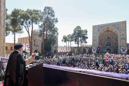 دشمن می‌خواهد با شبهات علمی و شهوت عملی، ایمان و امید جوانان را هدف قرار دهد