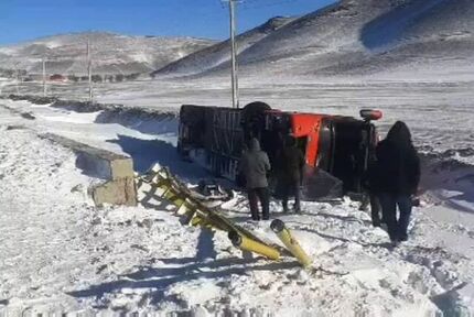 یک اتوبوس این بار در لردگان واژگون شد / ۱۴ نفر مصدوم شدند
