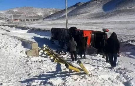 یک اتوبوس این بار در لردگان واژگون شد / ۱۴ نفر مصدوم شدند