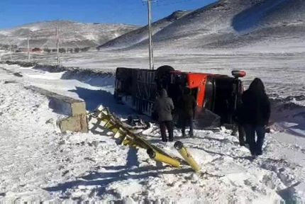یک اتوبوس این بار در لردگان واژگون شد / ۱۴ نفر مصدوم شدند