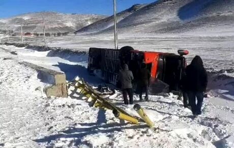 یک اتوبوس این بار در لردگان واژگون شد / ۱۴ نفر مصدوم شدند