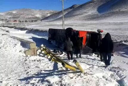 یک اتوبوس این بار در لردگان واژگون شد / ۱۴ نفر مصدوم شدند