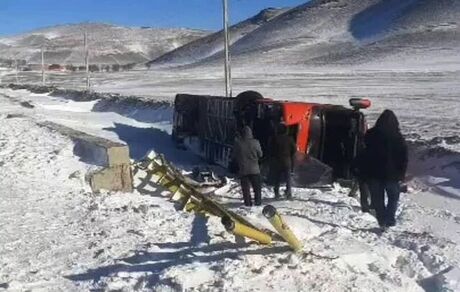 یک اتوبوس این بار در لردگان واژگون شد / ۱۴ نفر مصدوم شدند