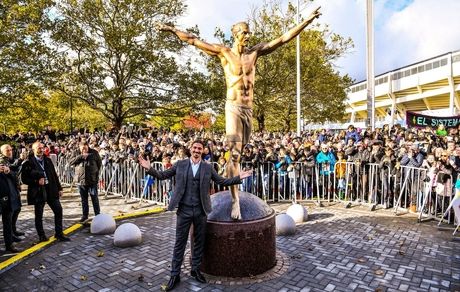 رونمایی از مجسمه زلاتان در حضور دبستانی‌ها