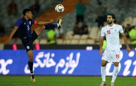 روزنامه اطلاعات: شعار می دهید پنجشنبه زنها به استادیوم رفتند و اخلاق به خطر نیفتاد/ این اخلاق بودکه۱۴گل به تیم کشور فقیر بزنید؟