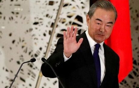 وانگ یی: چین می‌خواهد شاهد یک آتش‌بس فوری در اوکراین باشد/ تحریم‌ها راه حل نیست