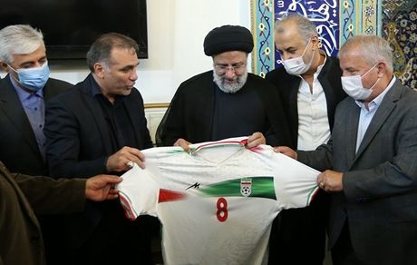 پیراهن شماره ۸ تیم ملی فوتبال به رئیس جمهور اهدا شد