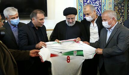 پیراهن شماره ۸ تیم ملی فوتبال به رئیس جمهور اهدا شد