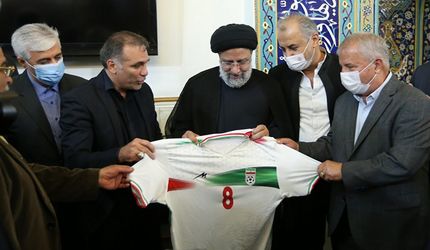 پیراهن شماره ۸ تیم ملی فوتبال به رئیس جمهور اهدا شد
