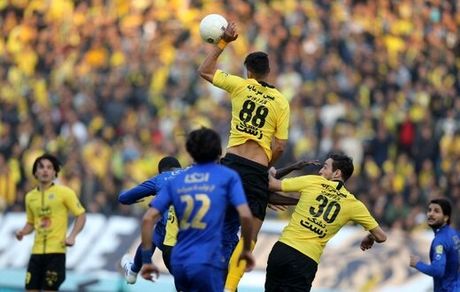 طعنه استقلالی‌ها به داور بازی با سپاهان در پوستر بازی جام حدفی