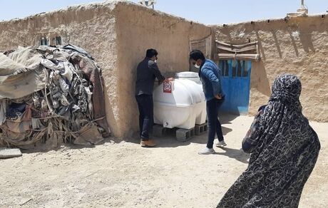 توزیع مخازن ۱۰۰۰ لیتری آب اهدایی کارکنان افق کوروش در هیرمند استان سیستان و بلوچستان