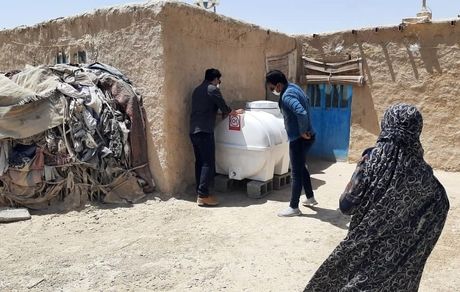 توزیع مخازن ۱۰۰۰ لیتری آب اهدایی کارکنان افق کوروش در هیرمند استان سیستان و بلوچستان