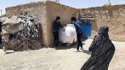 توزیع مخازن ۱۰۰۰ لیتری آب اهدایی کارکنان افق کوروش در هیرمند استان سیستان و بلوچستان