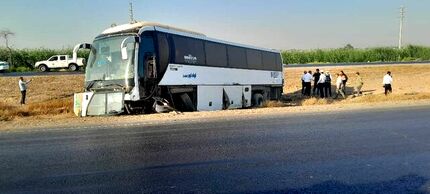 مصدومیت سه نفر در حادثه واژگونی اتوبوس در محور شوش اهواز