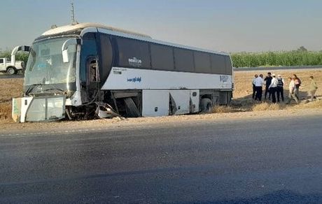 مصدومیت سه نفر در حادثه واژگونی اتوبوس در محور شوش اهواز