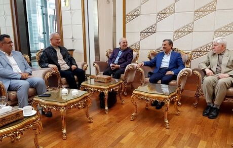 ‌احمدی‌نژاد به مجارستان رفت