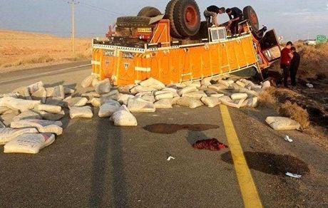 کامیون واژگون شد / ۱۲ کیلو تریاک کشف شد