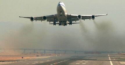 راهکار جدید برای کاهش انتشار گازهای گلخانه‌ای: هواپیماها با سرعت کمتری پرواز کنند