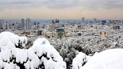 
آغاز بارش نخستین برف پاییزی در تهران
