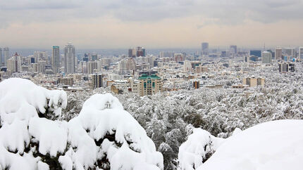 
آغاز بارش نخستین برف پاییزی در تهران
