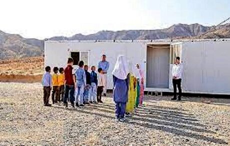 حذف مدارس سنگی، کانکسی و کاهش تراکم در کلاس‌های درسی در برنامه است