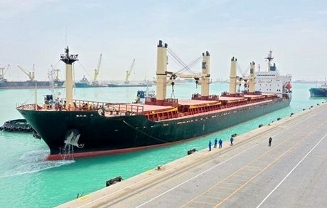 پهلوگیری کشتی حامل گندم در بندر بوشهر بعد از ۲۷ سال