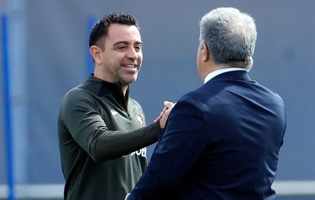 ژاوی یک سال دیگر در بارسلونا ماندنی شد