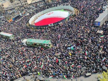 مراسم تشییع پیکرهای مطهر فرماندهان عالی رتبه نیروهای مسلح و جمعی از شهدای مردمی جنگ تحمیلی برگزار شد