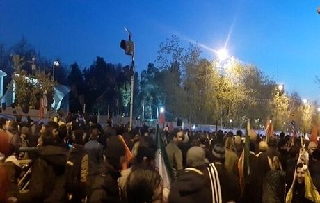 حضور گسترده مردم پیش از آغاز رسمی مراسم تشییع سردار سلیمانی/ رهبر انقلاب بر پیکر حاج قاسم نماز می‌خوانند