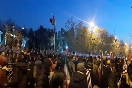 حضور گسترده مردم پیش از آغاز رسمی مراسم تشییع سردار سلیمانی/ رهبر انقلاب بر پیکر حاج قاسم نماز می‌خوانند