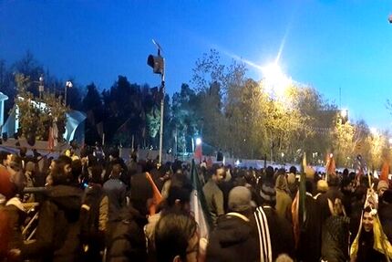 حضور گسترده مردم پیش از آغاز رسمی مراسم تشییع سردار سلیمانی/ رهبر انقلاب بر پیکر حاج قاسم نماز می‌خوانند